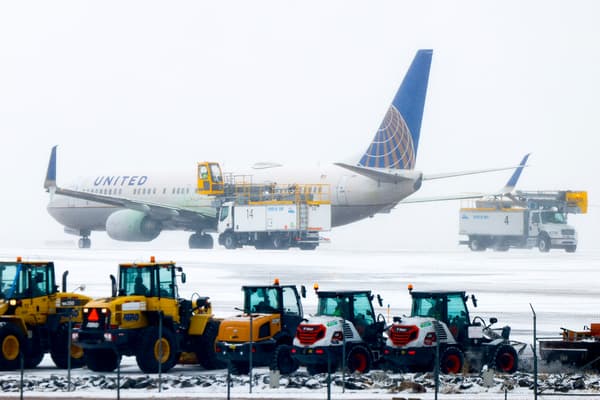 Des centaines de vols étaient reportés ce mercredi 22 février en raison de la neige qui recouvre une large partie du sol américain, ici sur une piste de l'aéroport de Denver, dans le Colorado