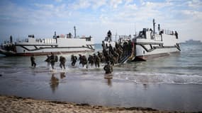 Les troupes françaises débarquent d'une péniche de débarquement américaine lors d'une opération de débarquement amphibie conjointe américaine et française, le 4 juin 2024, sur la plage d'Omaha à Saint-Laurent-sur-Mer, dans le nord-ouest de la France, avant les commémorations du 80e anniversaire du débarquement allié en Normandie pendant la Seconde Guerre mondiale.