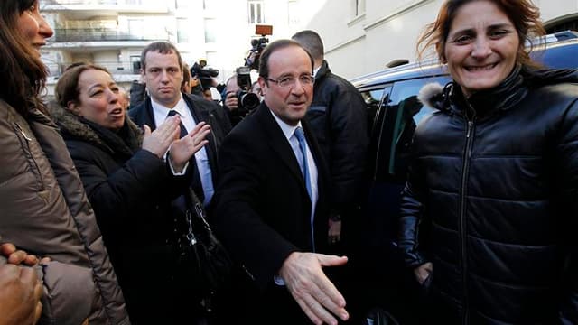 François Hollande, ici en déplacement aux Lilas, près de Paris, a déclaré qu'il n'entendait pas quitter la politique s'il n'était pas élu président et qu'il continuerait à effectuer son "travail" auprès de ses concitoyens, quel que soit le verdict des urn