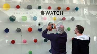 La montre connectée sera lancée le 24 avril dans neufs pays. A Paris, les Galeries Lafayette ouvriront un espace dédié dès le 10 avril.