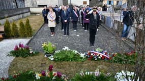 Des invités et des officiels, dont le préfet des Alpes de Haute-Provence Marc Chappuis (au premier plan) se recueillent lors de la cérémonie commémorative marquant le dixième anniversaire du crash de l'Airbus A320 de Germanwings, dans le village du Vernet, dans les Alpes françaises, le 24 mars 2025.