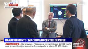 Virus: Emmanuel Macron en visite au centre de crise du Quai d'Orsay