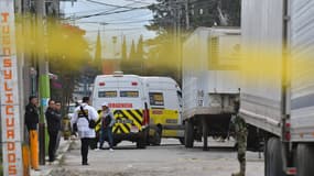 Des pompiers et des policiers présents dans une rue de l'État de Mexico, le 15 décembre 2025