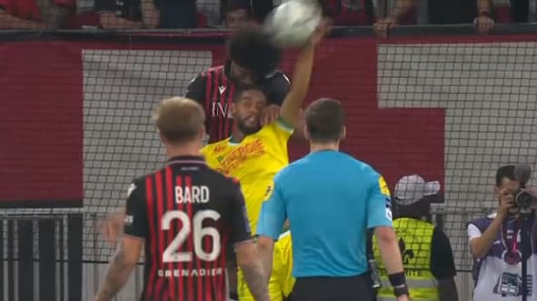 La main de Castelletto au contact de Dante, qui a abouti au penalty sifflé en faveur de Nice face à Nantes, le 23 octobre 2022 La main de Castelletto au contact de Dante, qui a abouti au penalty sifflé en faveur de Nice face à Nantes, le 23 octobre 2022