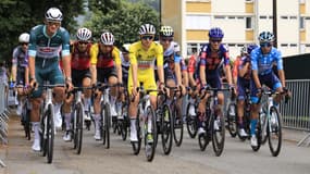 Mathieu Van der Poel (à gauche en vert) et Tadej Pogacar (en jaune au centre) sur le Critérium du Dauphiné, le 15 juin 2025