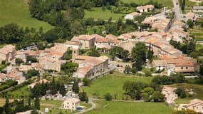 Le petit village de Bugarach, dans l'Aude, qui doit être préservé de la fin du monde le 21 décembre 2012, selon une interprétation du calendrier maya, aspire à retrouver sa tranquillité. Les curieux affluent, ce qui est bon pour le tourisme comme le recon