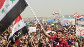 Des manifestants contre le gouvernement irakien, réclamant la démission du Premier ministre, le 15 mars, à Ramadi, en Irak.