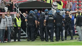 Alors qu'une bagarre intervenait au coup de sifflet de final entre joueurs adverses, une centaine de supporters niçois ont envahi la pelouse de l'Allianz Arena de Nice.