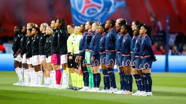 Les Parisiennes et les Lyonnaises pour le protocole d'avant-match, le 30 avril 2022 au Parc des Princes