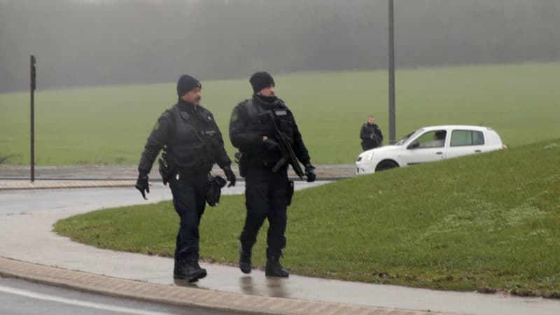Des forces de l'ordre entourent l'entreprise de Dammartin-en-Goële, où les suspects de l'attentat de Charlie Hebdo sont retranchés. 