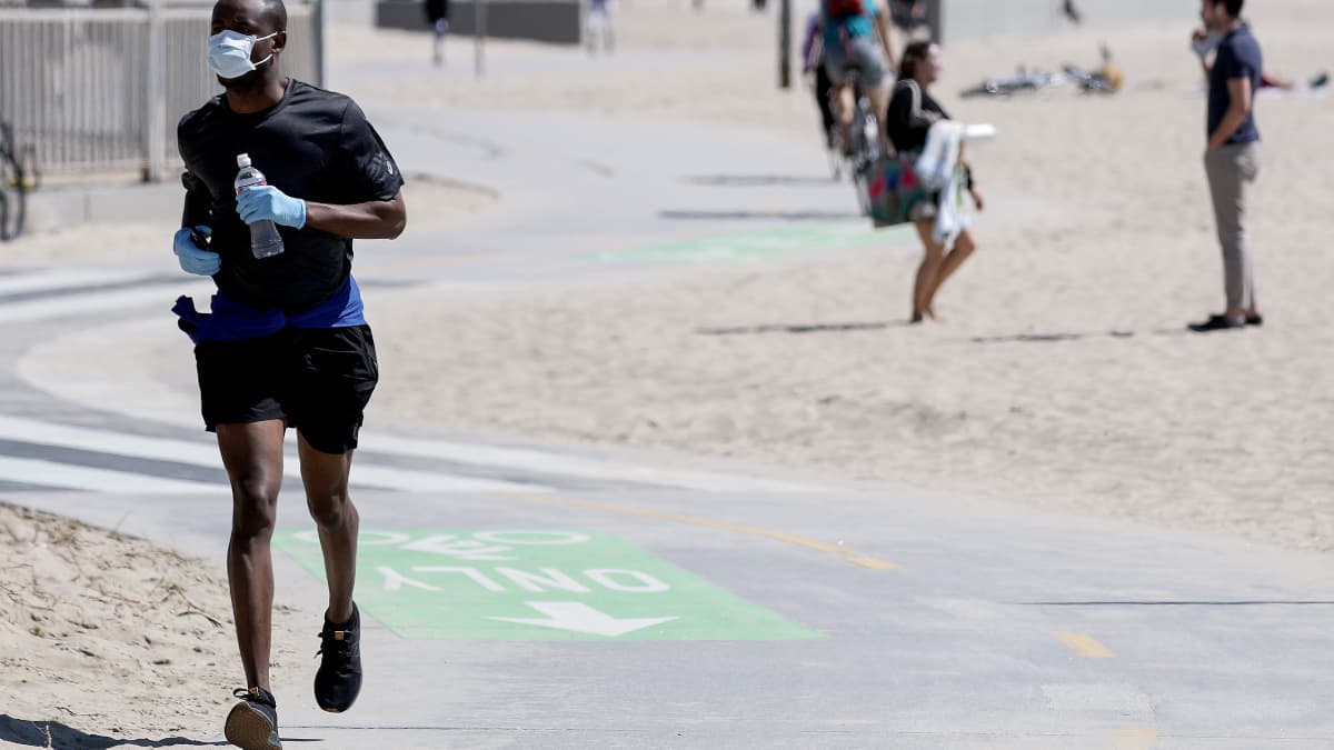 Un jogger avec un masque à Venice Beach en Californie (Etats-Unis) le 21 mars 2020 Un jogger avec un masque à Venice Beach en Californie (Etats-Unis) le 21 mars 2020