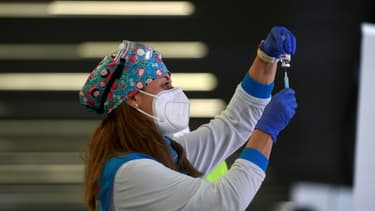 Une soignante prépare une dose du vaccin contre le Covid-19 d'AstraZeneca, à Madrid (Espagne) le 25 février 2021.