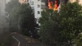 Hauts-de-Seine : immeuble en feu à Asnières-sur-Seine - Témoins BFMTV