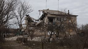 Une maison en partie détruite dans le village de Davydiv Brid, dans la région de Kherson en Ukraine, le 16 février 2023
