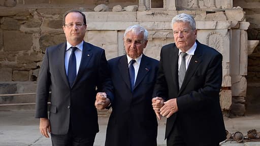 Les président français et allemand, François Hollande et Joachim Gauck, ont pris par la main un survivant du massacre.