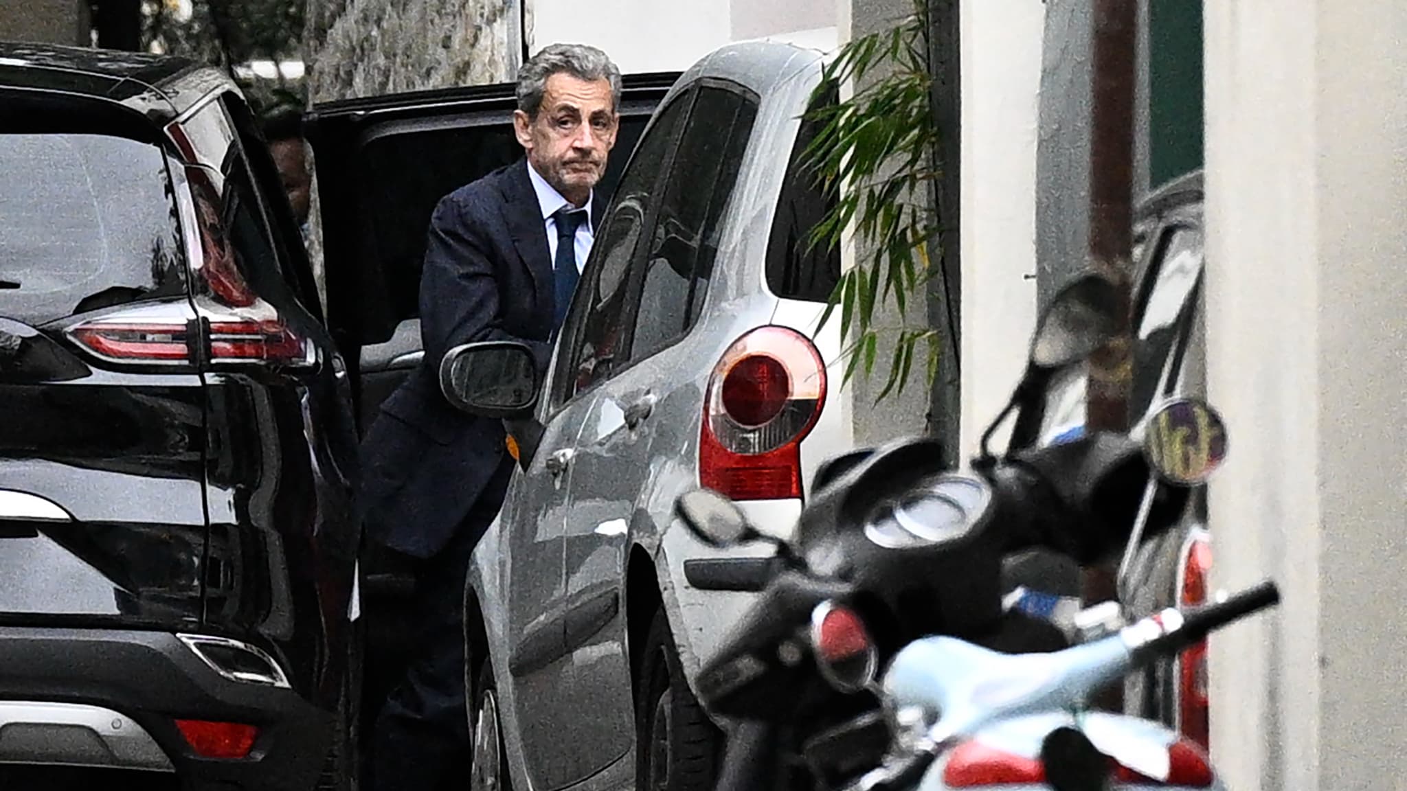 "Ce n'est pas un ancien président que l'on enferme, c'est un innocent": le message de Nicolas Sarkozy avant son incarcération