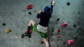 Un personne sur un mur d'escalade. (photo d'illustration)