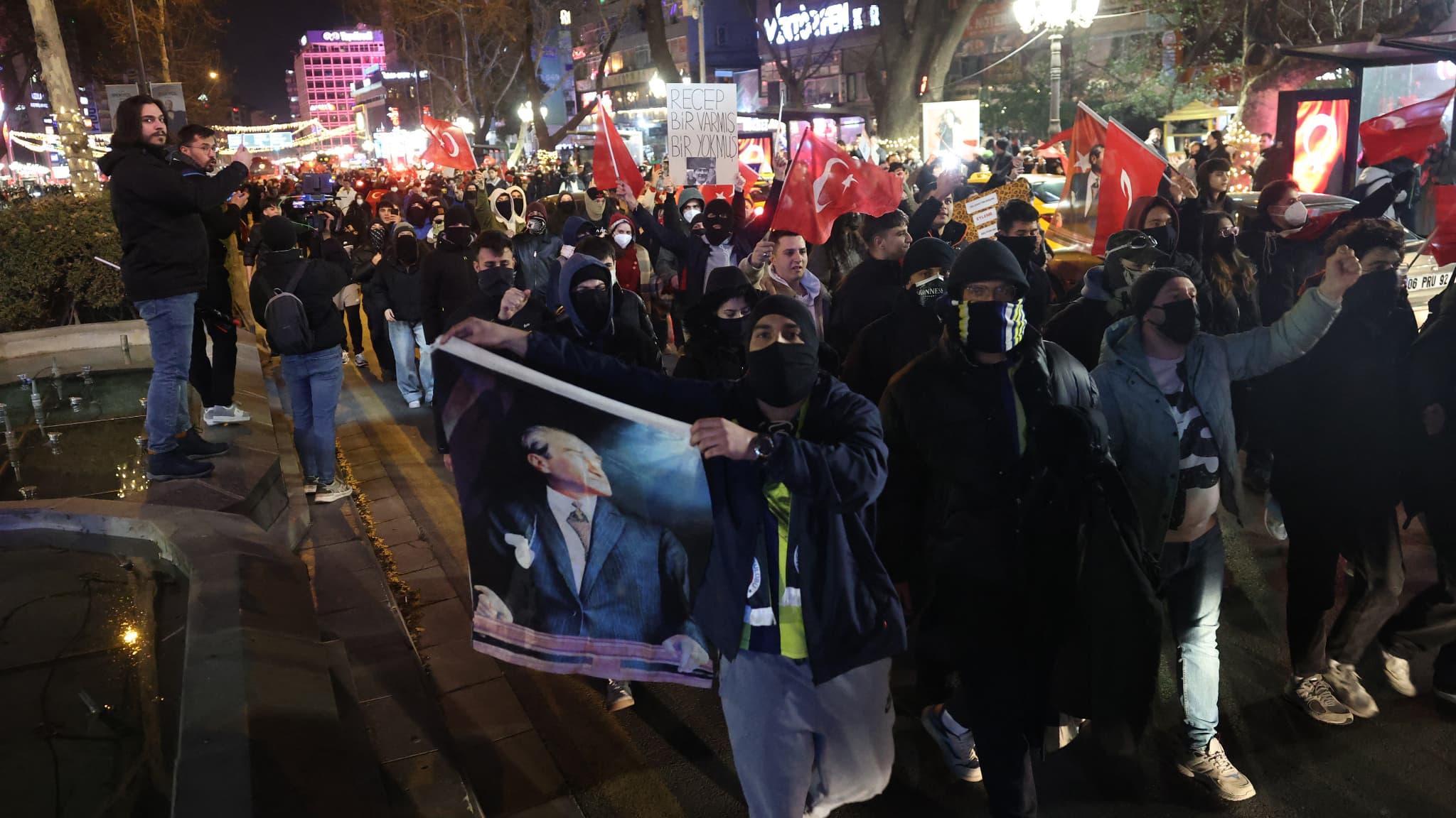 Des manifestants à Ankara ce samedi 22 mars 2025.