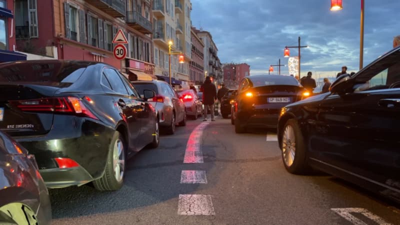 Plusieurs VTC bloquant les rues adjacentes au port de Nice (Alpes-Maritimes) pour protester contre un accord sur le taux horaire minimal, le jeudi 14 décembre (image d'illustration).
