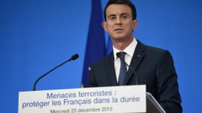 Manuel Valls a annoncé le maintien de la déchéance de nationalité lors d'une conférence de presse, le 23 décembre 2015.