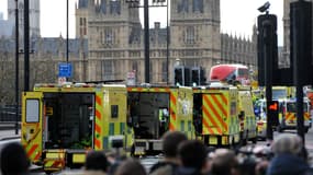 Des ambulances sur le pont de Westminster à Londres, après l'attaque survenue aux abords du Parlement le mercredi 22 mars 2017.