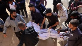 Des personnes portent l'un des corps enveloppés des victimes tuées par les bombardements israéliens à Beit Lahia, dans le nord de la bande de Gaza, devant l'hôpital indonésien de Beit Lahia, le 15 mars 2025.