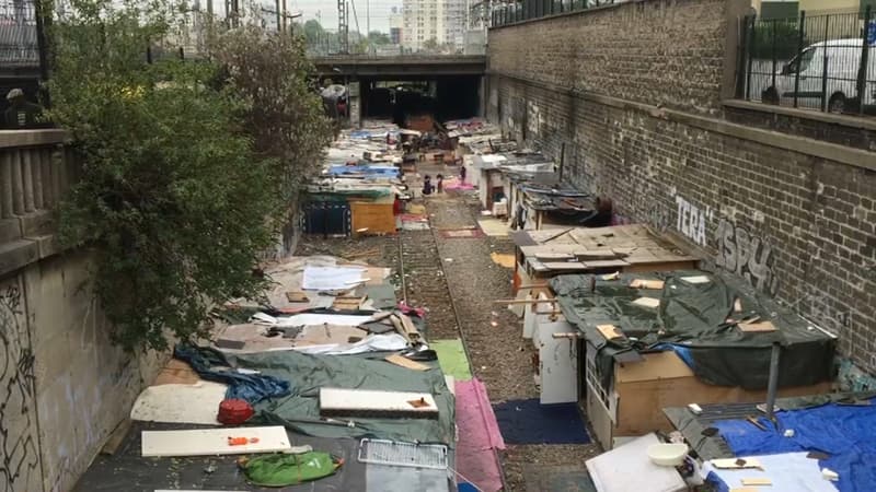 Environ 300 personnes vivent dans ce campement de la Petite ceinture. 