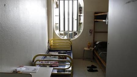 Cellule de la prison de Bois-d'Arcy, près de Paris. Malgré l'augmentation du nombre de places pour la détention, la surpopulation carcérale en France serait à l'origine d'un climat de plus en plus tendu, générant des violences quotidiennes dans le établis