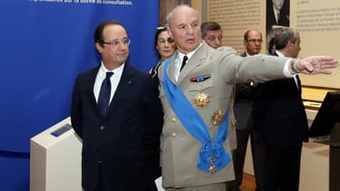 Le général Jean-Louis Georgelin, grand chancelier de la Légion d'honneur avec le président de la République à Paris le 13 juillet 2013.