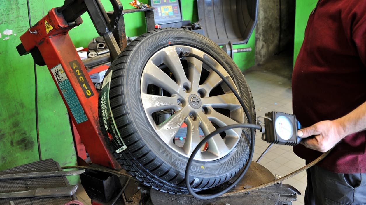 Vérifier régulièrement, la pression des pneus. S'ils sont sous gonflés, ce sera du carburant en plus et une tenue de route moins efficace Vérifier régulièrement, la pression des pneus. S'ils sont sous gonflés, ce sera du carburant en plus et une tenue de route moins efficace