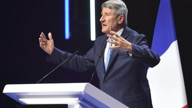 Philippe de Villiers lors d'un discours au meeting électoral de Eric Zemmour  à Paris le 7 avril  2022