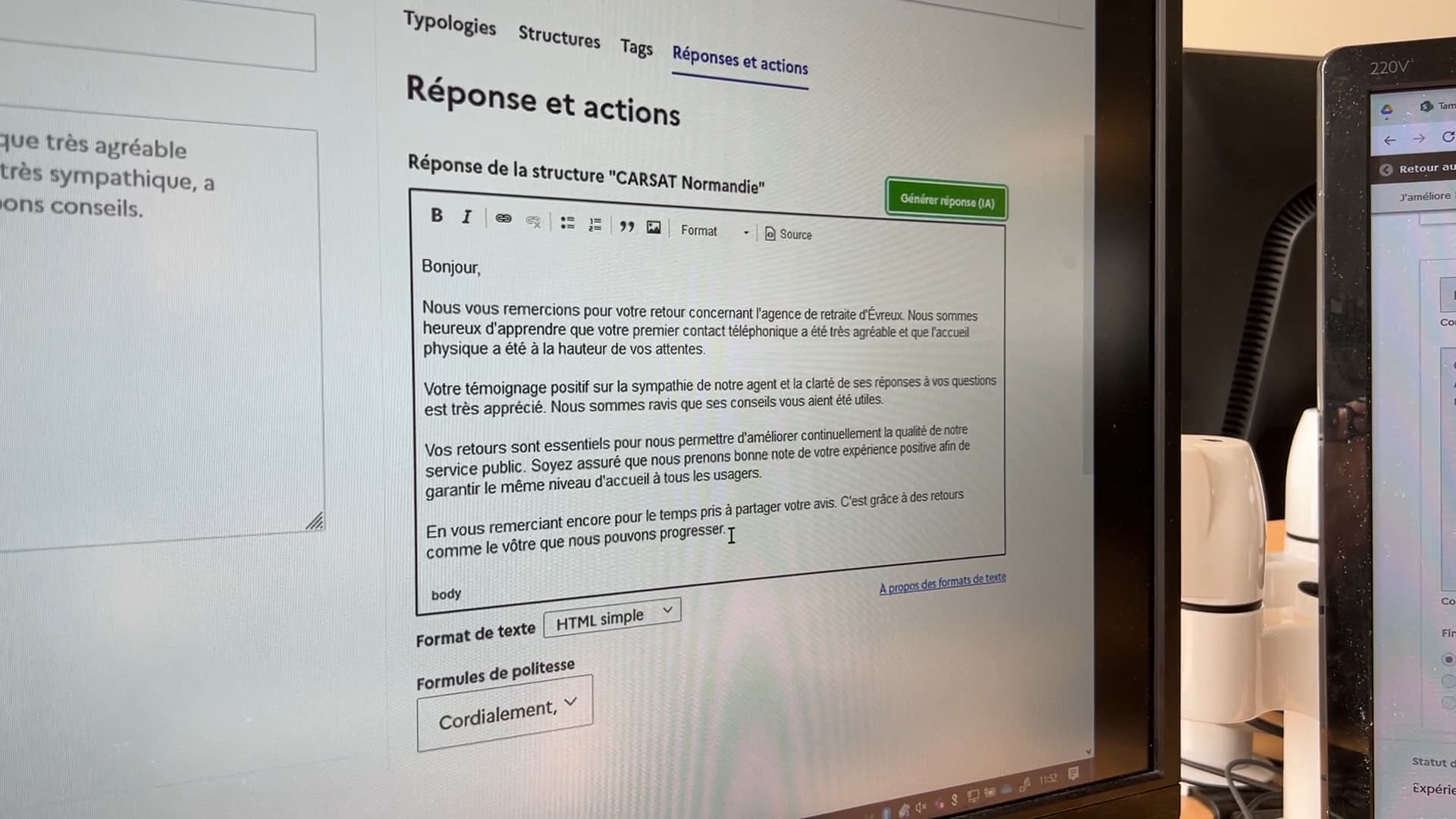 Un exemple de réponse générée par intelligence artificielle, dans une agence de la Caisse nationale d'assurance vieillesse à Paris Un exemple de réponse générée par intelligence artificielle, dans une agence de la Caisse nationale d'assurance vieillesse à Paris