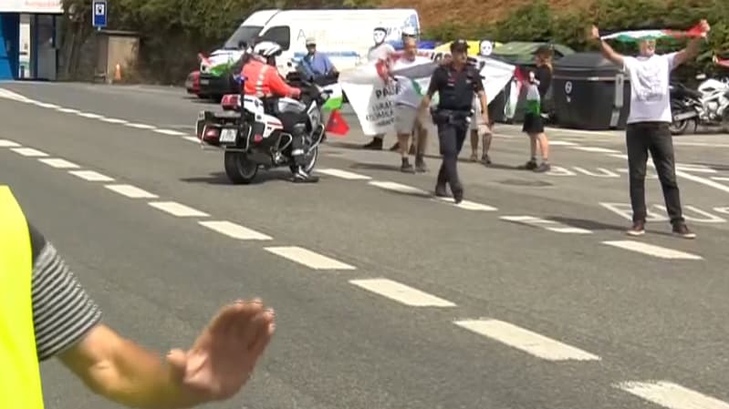 Des manifestants pro-palestiniens sur le bord de la route avant la 11e étape de la Vuelta, 3 septembre 2025