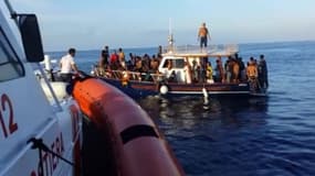 Des migrants secourus par les garde-côtes italiens, le 3 octobre 2014