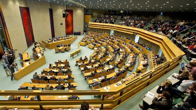 Lors d'un débat au Parlement néerlandais à La Haye, lundi. La reine des Pays-Bas a demandé au Premier ministre Mark Rutte de dissoudre le parlement afin de permettre la tenue d'élections législatives anticipées le 12 septembre. /Photo prise le 24 avril 20