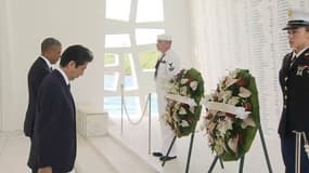 Barack Obama et Shinzo Abe étaient à Pearl Harbor pour rendre hommage aux victimes de  l'attaque
