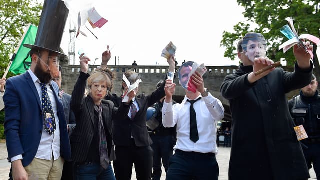 Des militants pour le climat parodient les chefs d'État du G7, à Metz, le 5 mai 2019.