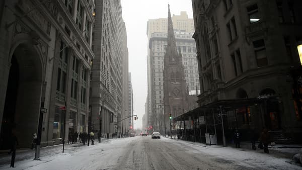 Plusieurs centimètres de neige sont déjà tombés lundi sur la ville.