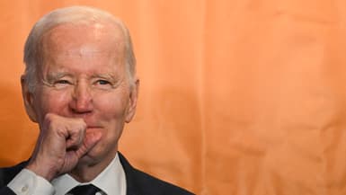 Joe Biden au Windsor Bar à Dundalk (Irlande), le 12 avril 2023.
