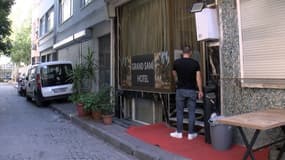 L'entrée d'un hôtel où deux frères adolescents de nationalité néerlandaise ont été retrouvés morts, dans le quartier de Fatih, à Istanbul. 