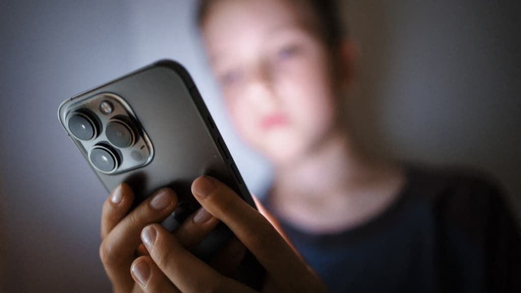 VOUS SOUPÇONNEZ VOTRE ENFANT DE CONTOURNER LE CONTRÔLE PARENTAL DU TÉLÉPHONE? CES ASTUCES SIMPLES POUR SAVOIR S'IL VOUS GRUGE
