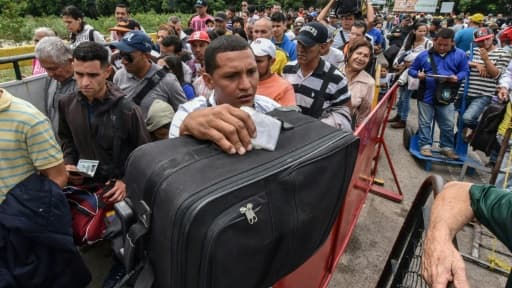 Des Vénézuéliens traversent le poste-frontière avec la Colombie pour se rendre à Cucuta, le 25 juillet 2017 à San Antonio del Tachira Des Vénézuéliens traversent le poste-frontière avec la Colombie pour se rendre à Cucuta, le 25 juillet 2017 à San Antonio del Tachira