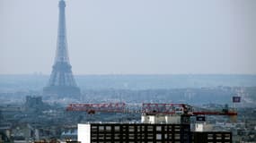 La Tour Eiffel entourée d'un nuage de pollution, le 27 mars 2014.