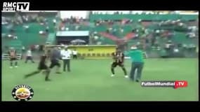 Honduras : L’intervention ultra-violente d’un joueur pour maîtriser un supporter