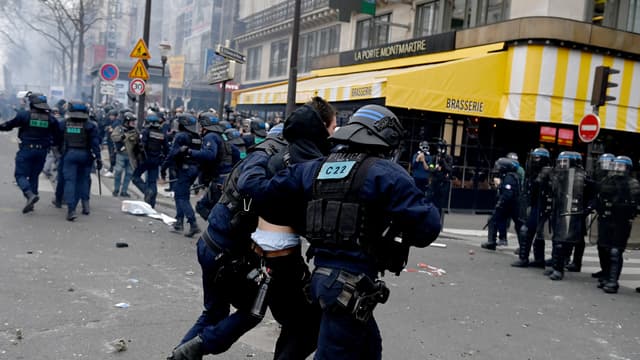 Un manifestant arrêté par des membres des forces de l'ordre, le 23 mars à Paris, lors de la manifestation contre la réforme des retraites (illustration). 