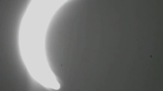 Eclipse totale dans le ciel de Svalbard, en Norvège Eclipse totale dans le ciel de Svalbard, en Norvège