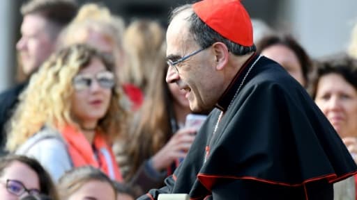 Le cardinal Philippe Barbarin Place Saint-Pierre, le 26 avril 2017 au Vatican