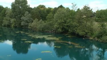 Une rivière de Neufchâtel-sur-Aisne dans l'Aisne qui a viré au bleu marine le 15 juillet 2017.