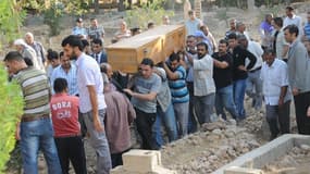 Funérailles à Akçakale, en Turquie. Les habitants inquiets de la localité frontalière turque bombardée par la Syrie se demandaient vendredi matin si la fermeté affichée en réponse par Ankara serait suffisante pour dissuader Damas de procéder à de nouvelle