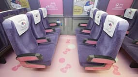 Habillé en rose et blanc, ce train accueillera les passagers dans des fauteuils à repose-têtes blancs ornés d'une Kitty.
